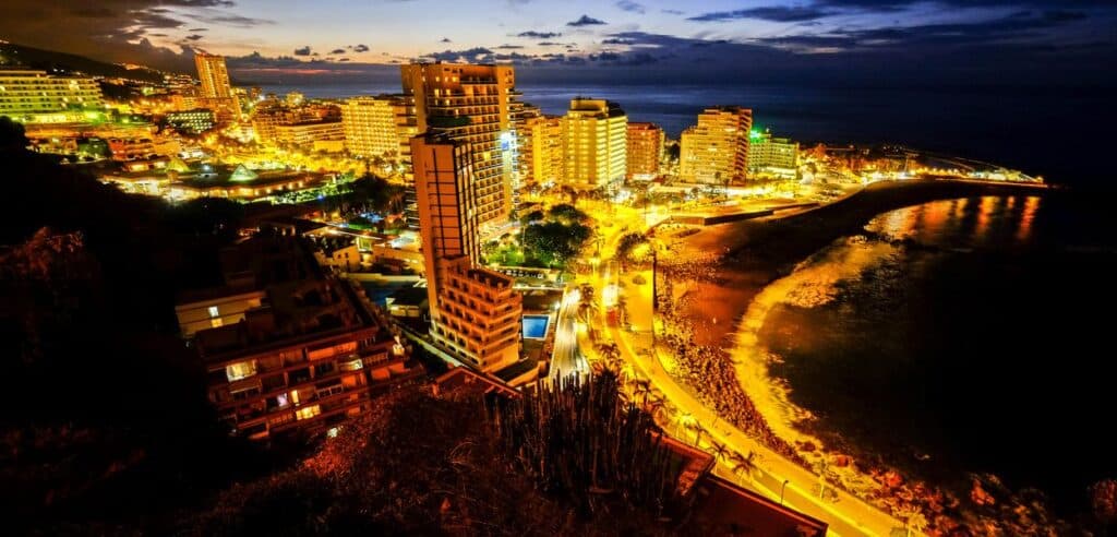 imagen del puerto de la cruz en invierno donde zona turistica de alemanes