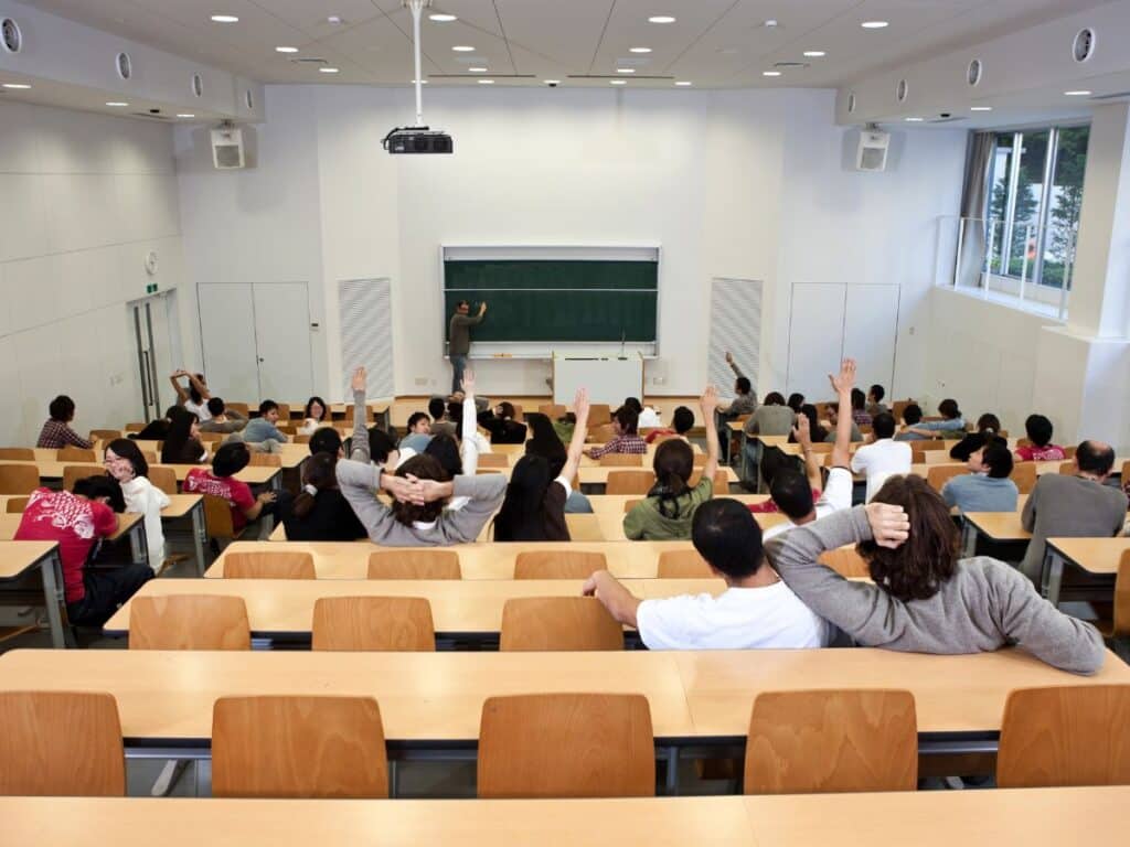 imagen de estudiantes en una clase de la universidad que buscan alquiler de trasteros para su piso de estudiantes compartido